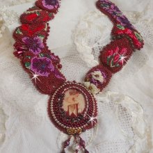 Art'D Haute-Couture Plastron-Halskette, bestickt mit verschiedenfarbigen Rocailles und Perlmuttperlen aus Swarovski-Kristall.